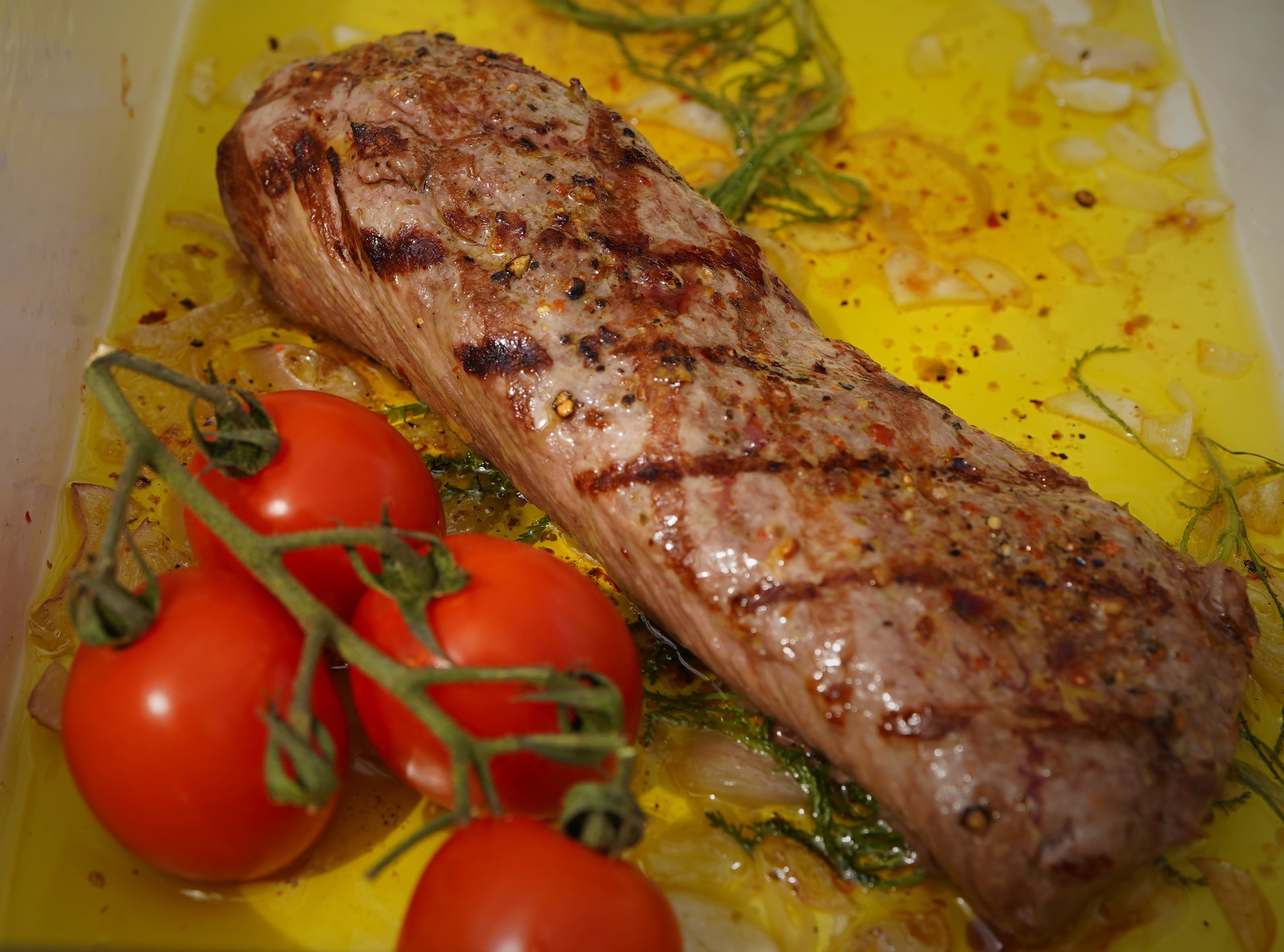 Rehrücken in Würzöl mit Brot & Tomaten