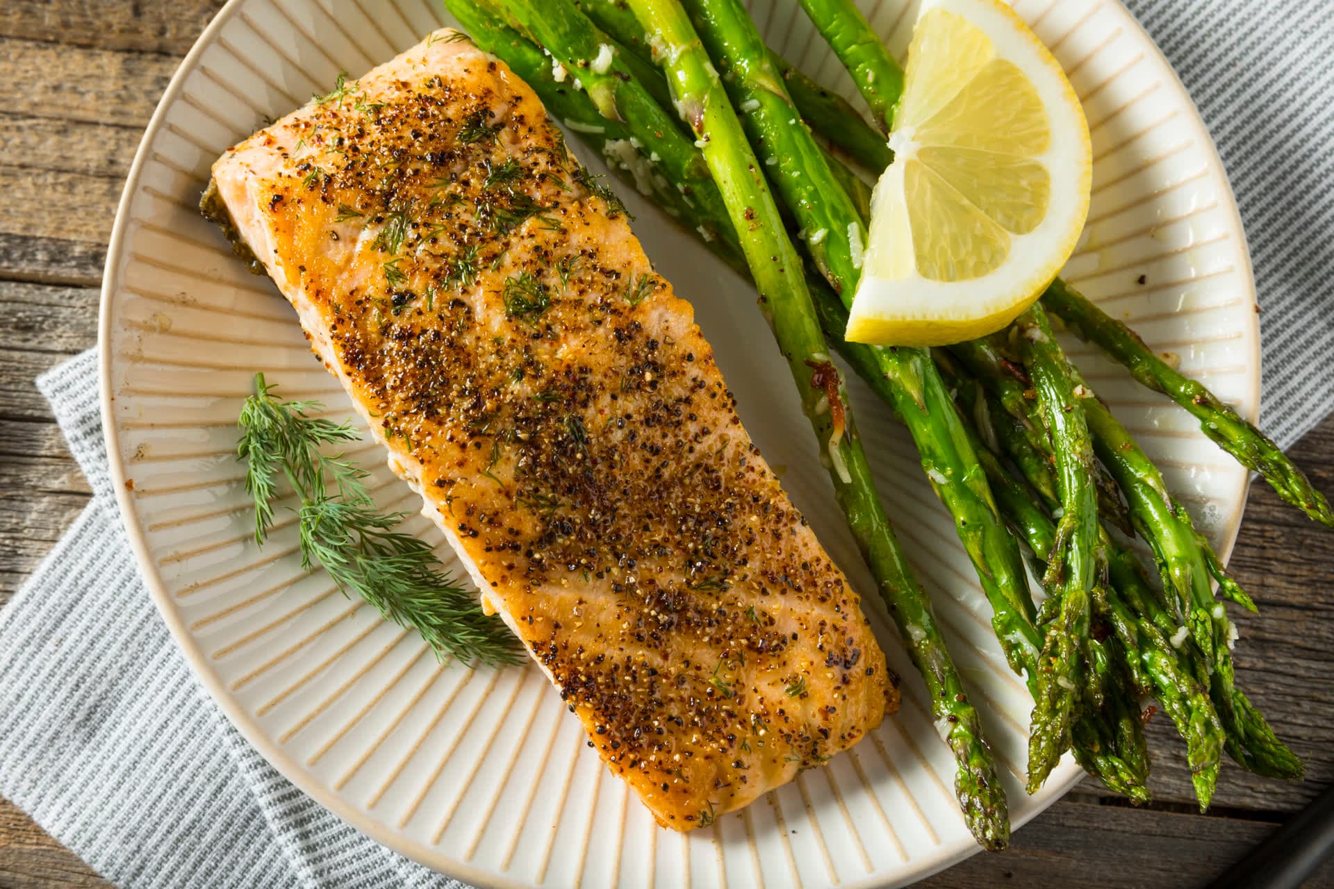 Lachsfilet mit Zitronen-Pfeffer-Kruste - Bild 2