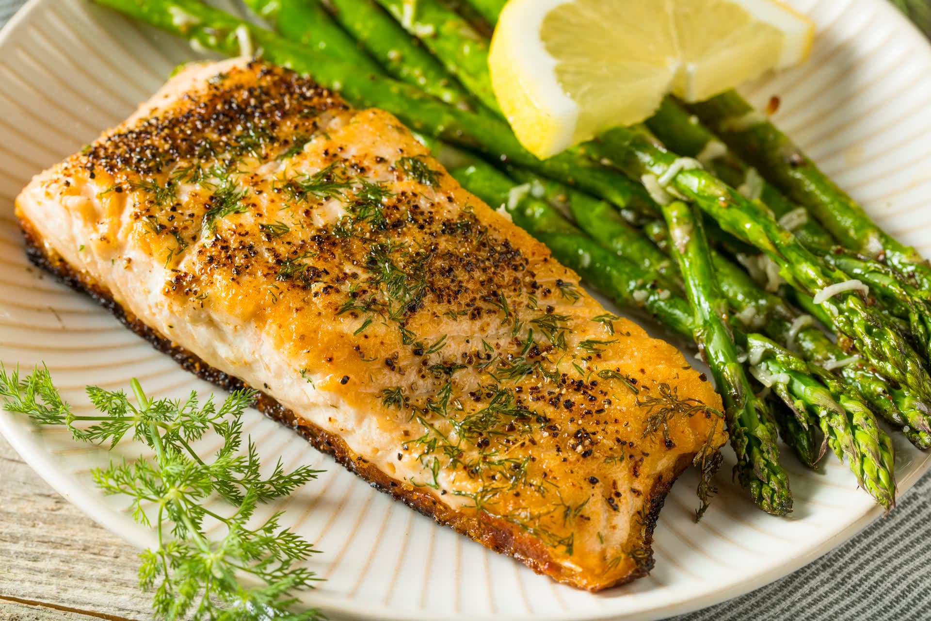 Lachsfilet mit Zitronen-Pfeffer-Kruste - Bild 5